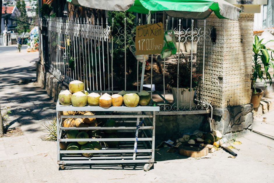 Barraca de cocos à beira da rua vendendo cocos frescos no Vietnã.
