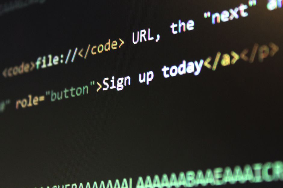 Profissional avaliando agencia web através de métricas e checklist de qualidade
